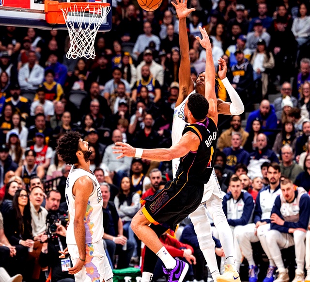 国王险胜掘金，布克统治全场